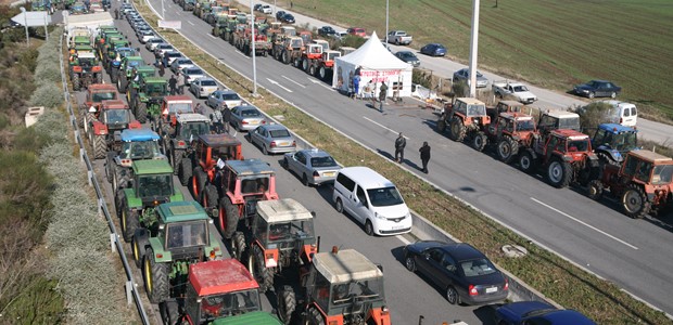 Βγάζουν τα τρακτέρ στους δρόμους οι αγρότες